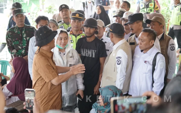 Thumbnail Berita - Longsor di Brebes, 143 Rumah Terancam dan Warga Diminta Evakuasi