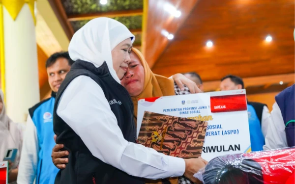 Thumbnail Berita - Penerima Bantuan Terharu, lalu Spontanitas Peluk Khofifah! Gubernur Salurkan Bansos dan Pemberdayaan Warga Sidoarjo