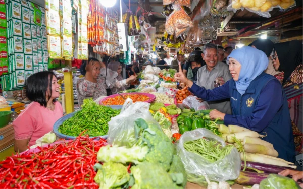 Thumbnail Berita - Cek Bahan Pokok di Pasar Larangan, Gubernur Khofifah Pastikan Kebutuhan Warga Tetap Terpenuhi