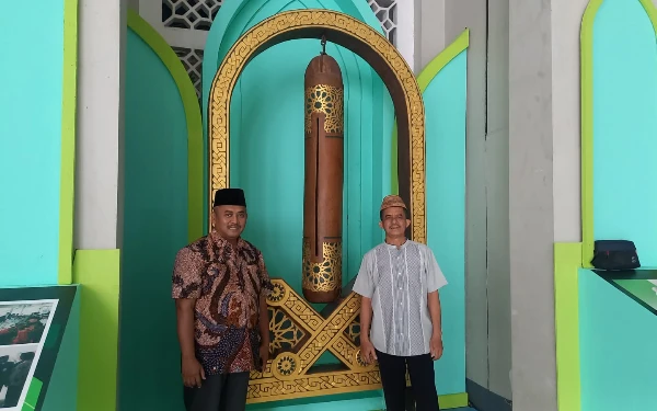 Thumbnail Berita - Dipamerkan di Museum Masa Lalu dan Masa Kini MAS, Kentongan Masjid Buatan Tahun 1999 Jadi Objek Selfie
