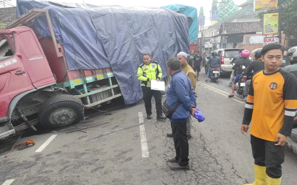 Thumbnail Berita - BRAAKK..!! Diduga Sopir Ngantuk, Kecelakaan Beruntun Libatkan 3 Truk dan 1 Motor Terjadi di Mojokerto