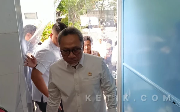 Thumbnail Berita - Menko Zulhas Tinjau SPPG di Surabaya, Selama Ramadan MBG Ubah Pola Distribusi