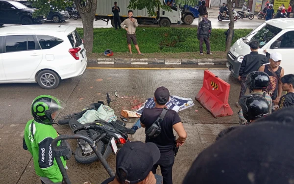 Thumbnail Berita - Oleng Saat Pindah Lajur, Pengantar Paket di Palembang Tewas di TKP