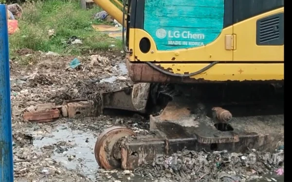 Thumbnail Berita - Alat Berat Rusak dan Kapasitas Overload, Pembuangan Sampah ke TPA Kaliwelingi Ditutup Sementara ‎