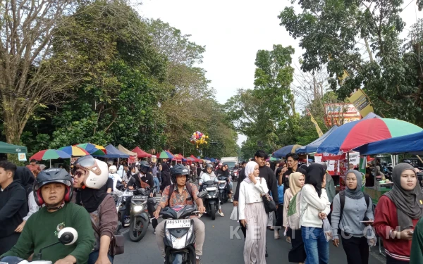 Thumbnail Berita - [FOTO] Antusias Tinggi, Pasar Takjil Jalan Surabaya Malang Dipadati Pemburu Kuliner Ramadan