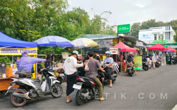 Hari Pertama Dibuka, Pasar Takjil Cemorokandang Kota Malang Ramai Diserbu Warga