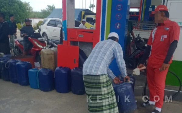 Thumbnail Berita - Pengisian Puluhan Jerigen Pertalite di SPBU Panyepen Sampang Dipertanyakan, Warga Soroti Dugaan Pelanggaran Aturan Subsidi