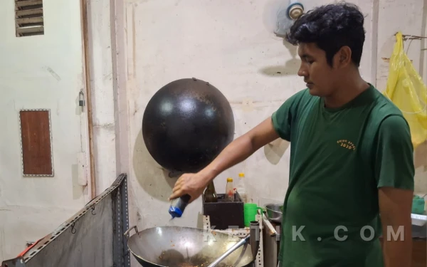 Thumbnail Berita - Nasgor Ganas UINSA: Sensasi Pedas yang Bikin Lidah Panas dan Ketagihan!