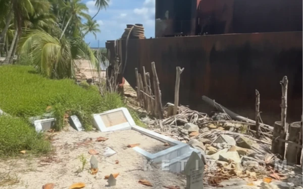 Abrasi Pantai Hantam TPU Pulau Panjang, Puluhan Makam Hanyut: Warga Kini Pasang Tongkang!