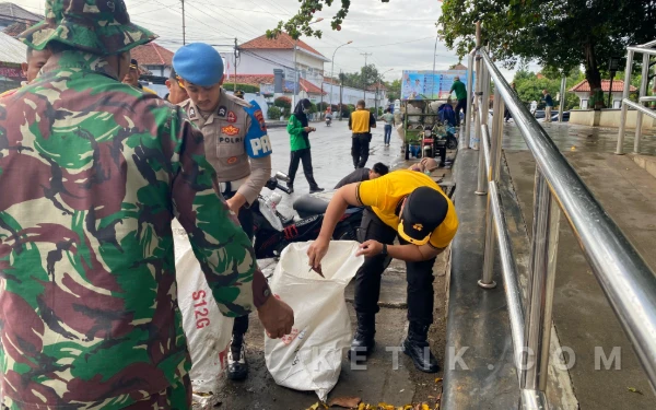 Thumbnail Berita - Polres dan Pemkab Brebes Gelar Kerja Bakti Massal, Bersihkan Alun-Alun dan Jalan Utama