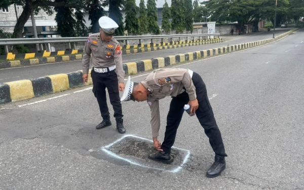 Thumbnail Berita - Cegah Laka Lantas, Satlantas Polres Madiun Kota Tandai Jalan Berlubang