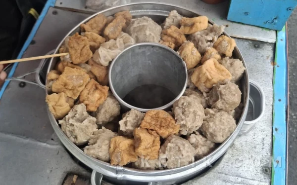 Thumbnail Berita - Eksklusifnya Pentol Troloyo Gunung Anyar! Langganan Mahasiswa, Rasanya Sudah Jangan Ditanya