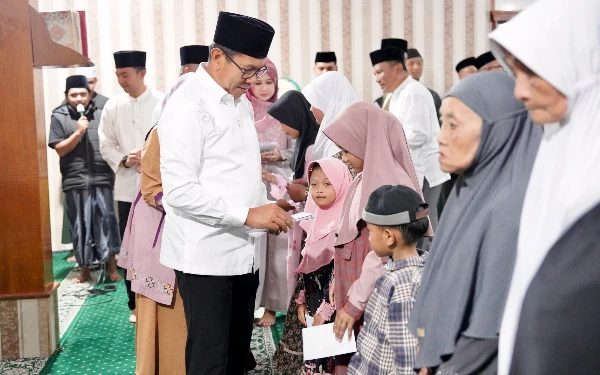 Thumbnail Berita - Awali Safari Ramadan, Cak Nur dan Mas Heli Serahkan Bantuan ke Anak Yatim dan Duafa