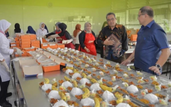 Thumbnail Berita - HEBAT! SMKN 6 Surabaya Produksi 3.000 Porsi Nasi Kebuli untuk Bukber dan Hadiah Kurma Raja Salman