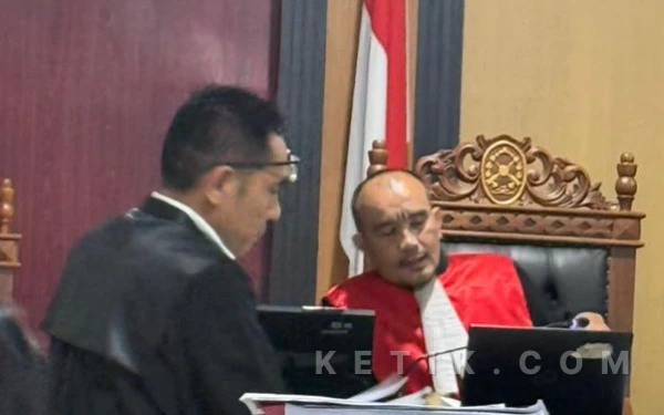 Thumbnail Berita - Antara Bentakan dan Interaksi Tak Patut di Ruang Sidang, Sikap Hakim Gabriel Siallagan jadi Sorotan