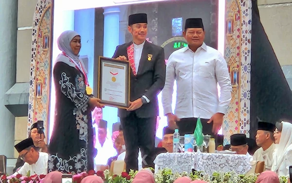 Thumbnail Berita - Gelar Bukber di Masjid Al Akbar Surabaya, Pemprov Jatim Pecahkan 3 Rekor Muri