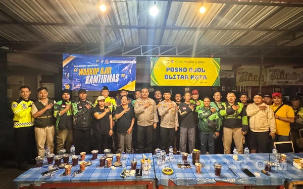 Thumbnail Berita - Polres Blitar Kota Sahur Bareng Komunitas Ojol, Kapolres: Bukan Sekadar Jaga Hukum, Tapi Jaga Kebersamaan
