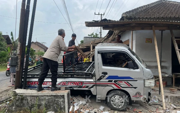 Thumbnail Berita - Pick Up Tabrakan di Talun Blitar, Sopir Dilarikan ke Rumah Sakit