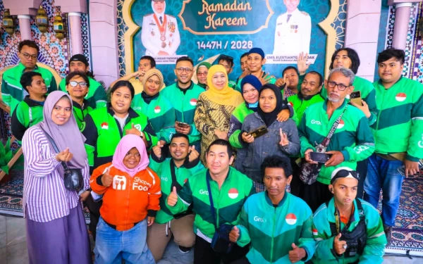 Thumbnail Berita - Genap Setahun Sejak Presiden Prabowo Dilantik, Khofifah–Emil Gelar Santunan Anak Yatim dan Ojol