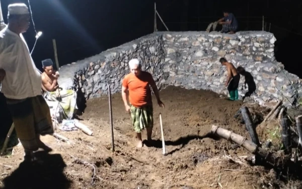 Thumbnail Berita - Warga Desa Talaga Sumenep Bangun Jembatan Penghubung Antar Desa, Tetap Bekerja Meski Berpuasa