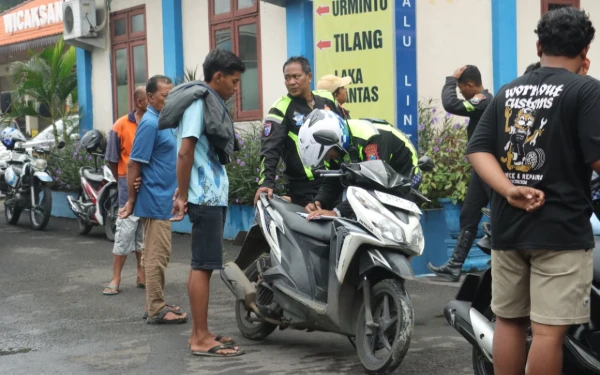 Thumbnail Berita - Polres Mojokerto Sekat Aksi Balap Liar di Pacing, 21 Motor Disita dan 37 Pelajar Diamankan