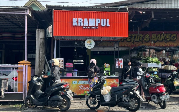 Thumbnail Berita - Es Teh dan Jeruk "Krampul" Gresik Jadi Incaran Warga, Segar dan Beda
