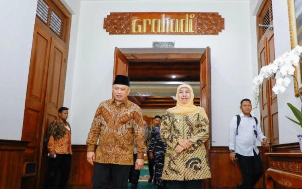 Thumbnail Berita - Gubernur Khofifah dan Menhub Jamin Arus Mudik Jatim 2026 Aman