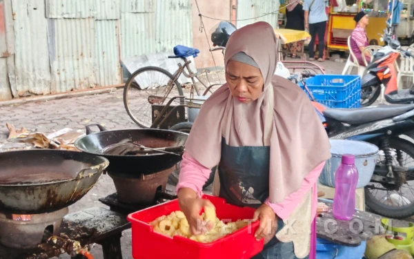 Thumbnail Kisah dari Lapak Gorengan Menjemput Rezeki di Bulan Ramadan, Jadi Sumber Penghidupan