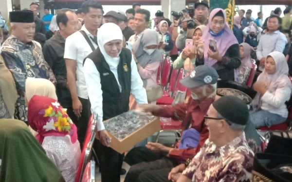Thumbnail Berita - Aksi Spontan Gubernur Khofifah, Angkat Kardus Sendiri Bagikan Takjil untuk Para Penerima Bansos di Kabupaten Malang