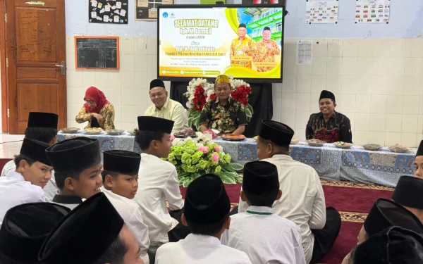 Thumbnail Berita - Wujudkan Mimpi Siswa Duafa, Sarmuji Kucurkan Bantuan dan Perjuangkan Gedung SMP di Kediri