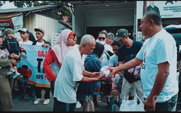 Thumbnail Berita - PSI Cilacap Bagikan 1.000 Takjil di Momen Ramadan, Partai Gajah Membawa Berkah