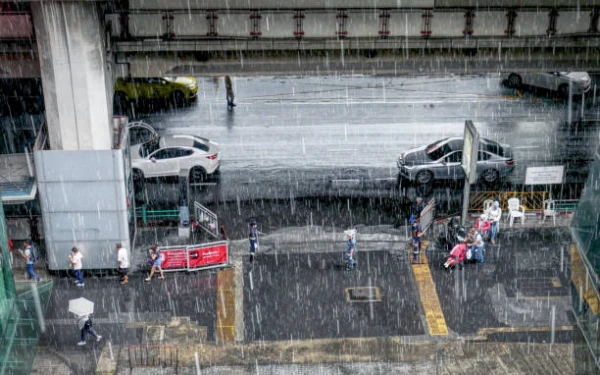 Thumbnail Berita - Cuaca Senin 23 Februari 2026: Jakarta Diprakirakan Hujan Ringan