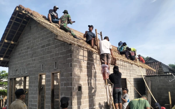 Thumbnail Berita - Akhir Penantian 20 Tahun Sumiin, TMMD Ke-127 Kediri Ubah Tangisan Rembesan Menjadi Senyum Keamanan