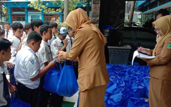 Thumbnail Berita - MBG Makanan Kering Mulai Disalurkan di Malang, Siswa Senang Bisa Dibawa Pulang untuk Berbuka