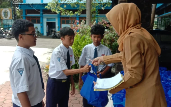Thumbnail Berita - Indahnya Toleransi di SMPN 6 Malang, Siswa Nonmuslim Juga Terima MBG