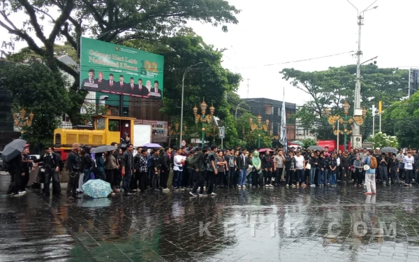 Thumbnail Berita - Seratusan Mahasiswa Gelar Aksi Demo di Kayutangan Malang, Protes Kekerasan Aparat di Tual