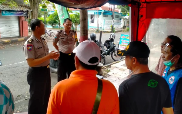Thumbnail Berita - Sambang Pos Bencana, Kanit Binmas Polsek di Madiun Ajak Relawan Siaga Hadapi Cuaca Ekstrem