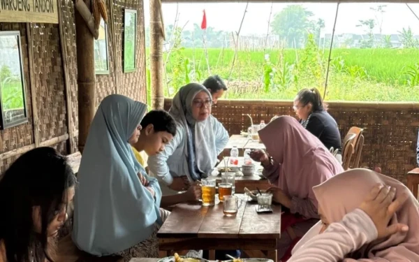 Thumbnail Berita - Waroeng Tandon Malang Hadirkan Nuansa Pedesaan, Sensasi Kuliner Sawah di Tengah Kota