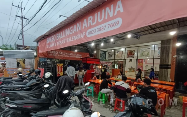 Thumbnail Berita - Bakso Tulangan Iga Kuah Pedas Jadi Buruan Takjil di Jember, Racikan Khas Pandalungan Laris Manis