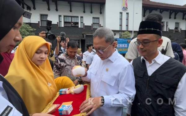 Thumbnail Menko Zulhas Tinjau Distribusi MBG Kering di SMAN 3 Malang, Standar Gizi Tetap Jadi Prioritas