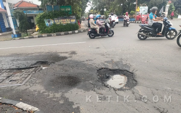 Thumbnail Berita - Jalan Multatuli Rangkasbitung Rusak, Warga Desak Pemkab Lebak Segera Lakukan Perbaikan