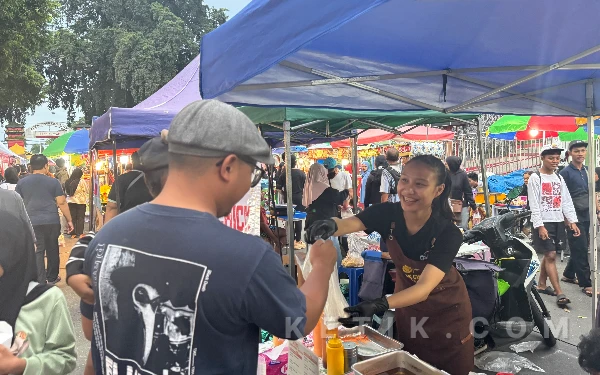 Thumbnail Berita - Pasar Ramadan Jalan Kenanga Kota Blitar Diserbu Ribuan Warga, UMKM Raup Berkah hingga Ratusan Menu Ludes Tiap Hari