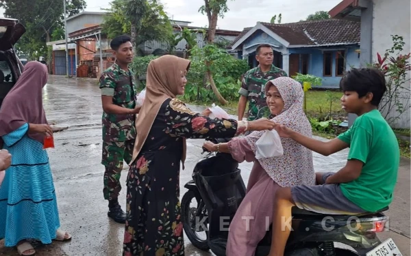 Thumbnail Berita - Babinsa dan Persit Koramil Kedewan Bojonegoro Bagikan Takjil Gratis