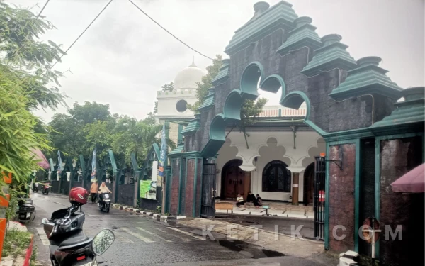 Thumbnail Berita - Masjid Rahmat Surabaya Tambah Porsi Nasi Bungkus Gratis