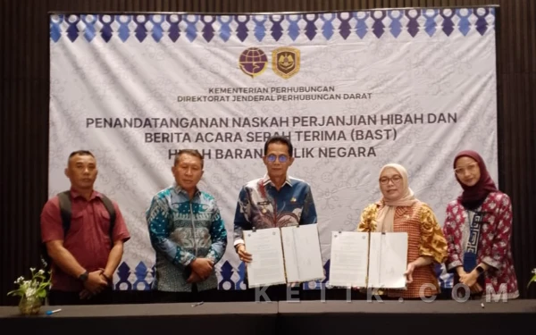 Thumbnail Berita - Kemenhub Hibahkan Bus Sekolah ke Halsel, Wabup Helmi Teken BAST di Jakarta