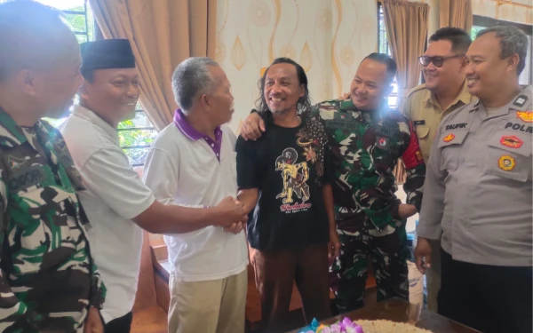 Thumbnail Berita - Polres Madiun Kota Bersama Tiga Pilar Mediasi Warga dan Berikan Bantuan untuk ODGJ