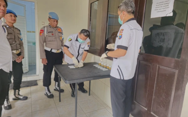 Thumbnail Berita - Komitmen Tegas Berantas Narkoba, Polres Madiun Gelar Tes Urine Secara Mendadak