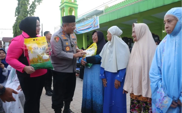 Thumbnail Berita - Safari Ramadan 1447 H, Kapolda Kepri Salurkan 700 Paket Buka Puasa dan Santuni 100 Anak Yatim di Batam