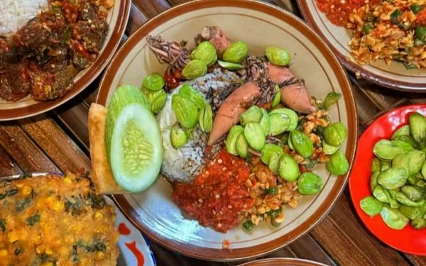 Thumbnail Berita - Mulai Rp35 Ribu, Nikmati Sensasi Pedas Sego Sambel Cak Uut yang Jadi Favorit Warga Malang