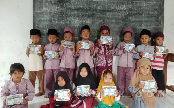 Thumbnail Berita - Bukan Kaleng-kaleng! Siswa di Bangkalan Dapat MBG Plus Uang Tunai Rp50 Ribu dari SPPG Pangeleyan